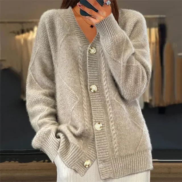 Lena Cardigan Femme – Gilet Doux à Boutons & Manches Longues Élégantes
