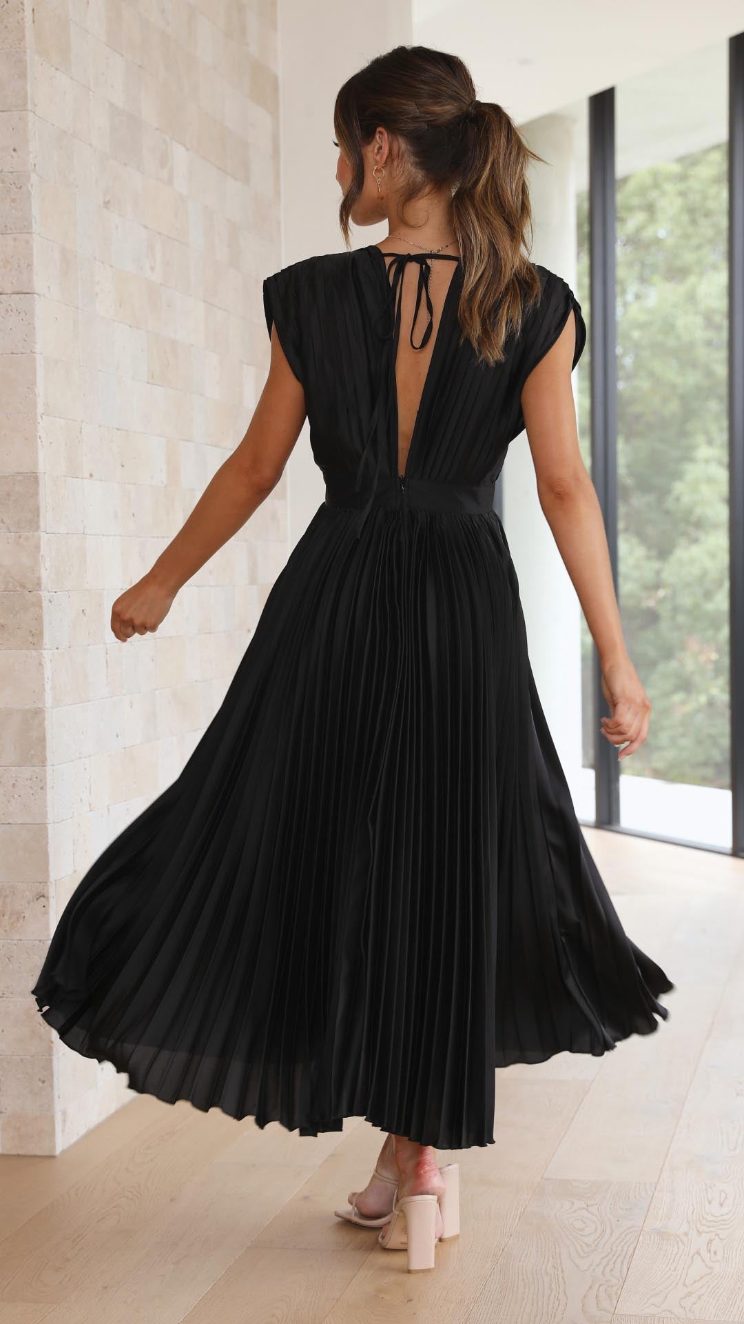 Elegant Pleated Maxi Dress